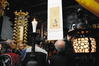 竹中半兵衛の功績たたえ法要　垂井・禅幢寺で振興会が演舞奉納