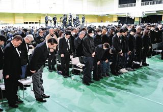 能登半島地震と豪雨被害の追悼式で黙とうする出席者＝1日午後4時10分、石川県輪島市で