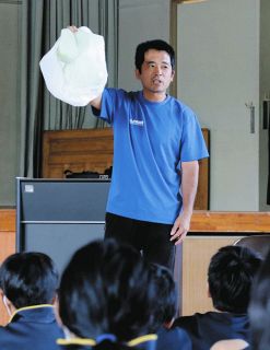 山小屋のトイレどうする？　伊那・西駒山荘の管理人、西箕輪中生に語る