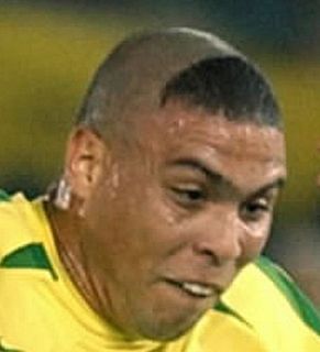 「情熱的で美しい夫婦」サッカー元ブラジル代表・ロナウドさん、モデル妻が“W杯の夜景イチャイチャ”動画公開　ファン「フィールド内外でトップスコアラー」