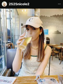 【写真】仕事終わりにレモンビールを楽しむ藤田ニコル