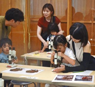学びの夏休み 夢中　昆虫の口って面白いね　ファミリーパークで観察会