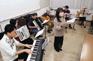身体」テーマ、日本画17点 内田あぐりさん特別展開幕：中日