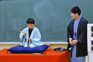 そばを食べるしぐさを実体験　松本市の児童が柳亭市寿さんを講師に落語の魅力と技を学ぶ