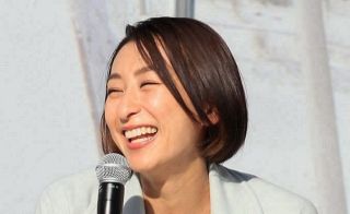 「超美人モデルだ」元フィギュアスケーター38歳、愛犬との上品ノースリーブ２ショットで雑誌の表紙報告　フォロワー「癒される」「メロメロな舞ママ」「可愛いさと色気と」