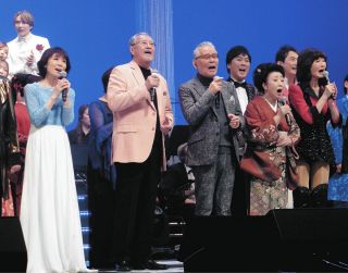 吉川ひなの「ニャンズにまみれて し、あ、わ、せ」保護猫との3ショット