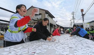 今年の福女チャレンジでリストバンドと同じ色のカードを探す参加者たち＝恵那市大井町で
