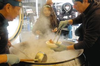 朝日に希望 塗り 重ね 自宅失った向井さんのアクリル画：北陸中日新聞Web