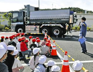 後輪に気を付けよう　リニア工事車両の通行増加で中津川・苗木小児童に安全教室