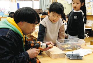 流木をペンダントにしたよ　木祖で元地域協力隊の平野さんが指導、園児楽しむ