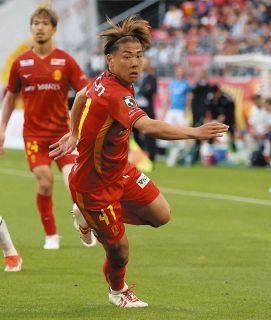 【名古屋グランパス】MF小野雅史が左膝周辺のけがで負傷交代　右足を高く振り上げ直後に座り込む