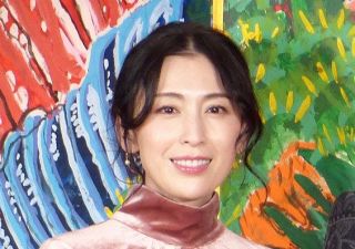 石田ゆり子が板谷由夏のブランド『SINME』のチェックシャツ