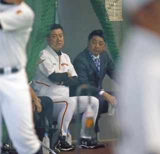 本紙評論家・森野将彦さんが巨人キャンプを訪問　原監督、菅野の東海大相模OBらと野球談議
