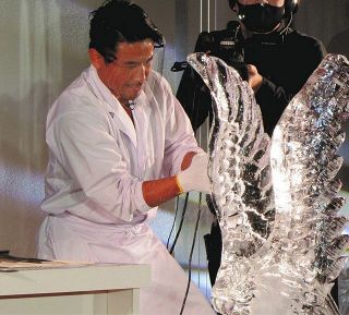 魔裟斗リングの外でも”華麗な技”魅せた！氷彫刻に初挑戦「日本の匠の技術はすごい」