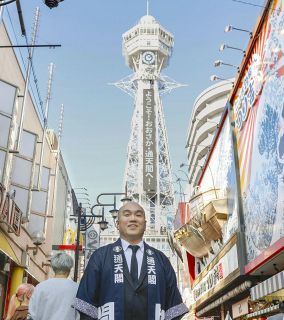 　通天閣の前で取材に応じる通天閣観光の高井隆光社長＝２１日、大阪市