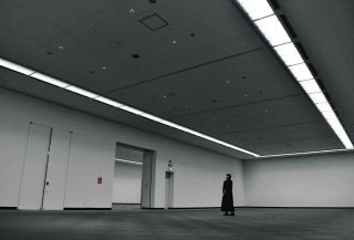 空っぽの展示室。照明がLED化された＝津市の県立美術館で　
