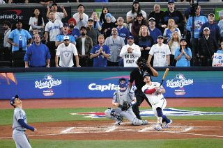 侍ジャパン】吉田正尚、鈴木誠也のユニホームとともに世界一