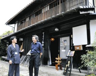 馬籠宿の古民家、ギャラリーがグランドオープン　地元アーティストの記念展開催中