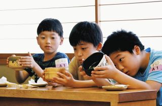 見て触って、美濃焼の魅力体感　多治見で講座、小中生47人が参加