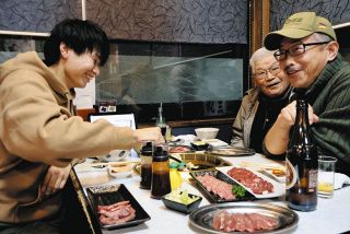 密着取材の記者のお腹もぐぅと鳴った　飯田名物「出前焼肉」とは？ 発祥の店「丸三」で魅力探ると…