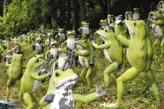 カエルの合唱ならぬ合奏？120匹オーケストラ、津市の大観音寺に　縁起物として人気
