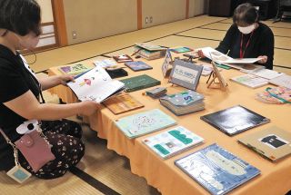 愛がこもった手づくり絵本、見て触れて　岐阜・高山で30日まで巡回展