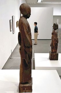 体の厚みが薄い「成女身」（手前）＝津市の三重県立美術館で