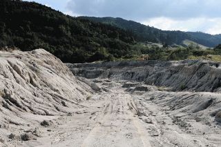 「陶土の里」としての山岡町を感じる丸原鉱山＝恵那市山岡町で
