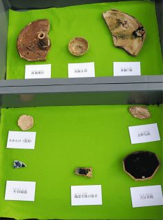 かわらけや天目茶わんといった出土遺物＝恵那市明智町で
