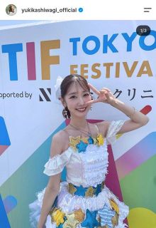 Sybilla 鳥プリント ノースリーブワンピース 長谷川京子さん着用 ◇長谷川京子、ノースリーブワンピースから伸びた美脚【写真】：中日