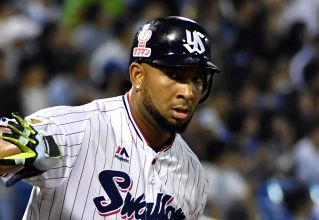 侍ジャパン」井端監督、日米大学野球で始球式 背番号「89」ユニで
