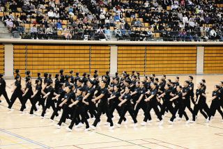 朝日に希望 塗り 重ね 自宅失った向井さんのアクリル画：北陸中日新聞Web