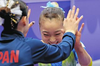 女子種目別平均台決勝で3位となり、杉原愛子（左）とタッチを交わす岡村真