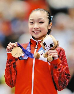 女子種目別平均台で銅メダルを獲得した岡村真