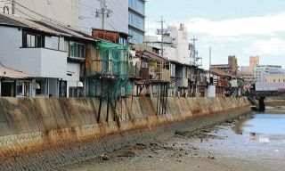 「水上マーケット」笑顔と夢の一角　津市岩田川沿い　戦後の闇市ルーツ
