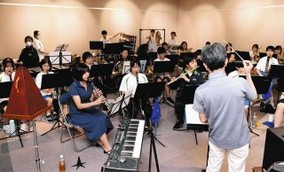 保護者も参加、迫力の演奏　6日、大野の中学生オケが初舞台