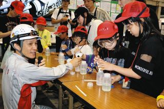 工場見学通じSDGs学ぶ　いなべのアクティオで児童ら