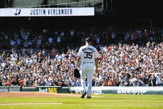 月間MVPの阪神・佐藤輝、試合前はパドレス・ダルビッシュの同僚