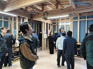 厚見中生ら日本画の奥深さ学ぶ 岐阜出身画家・長谷川名芸大教授が授業