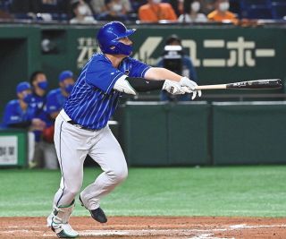 昨季首位打者の佐野恵太が今季初本塁打！巨人先発・戸郷の甘い球を捉えた！【DeNA】