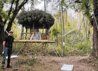ゆらゆら揺られて、ひな鳥気分に浸って　木曽川河川敷にハンモック風ツリーハウス