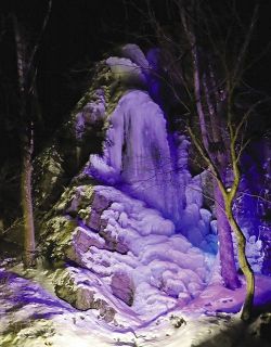 凍った旭の滝幻想的　南宮神社でライトアップ
