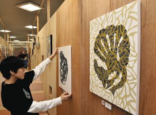 精巧に描かれた長谷川さんの作品＝津市東丸之内の「ミフジ」で