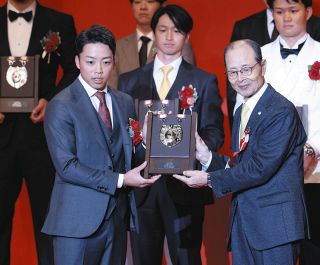 川上憲伸さん「結束！侍ジャパンナイター」日本代表ユニで始球式 井端