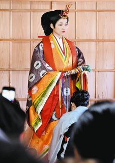 各務原出身の佐藤睦さんが十二単姿を披露、宿場に時代絵巻　中山道鵜沼宿まつり