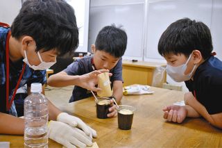 炭素の不思議、実験で知ろう　武豊で小学生ら、身の回りの素材使い挑戦