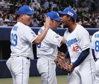 ヤクルトに勝利し、井上監督（左）とタッチを交わすブライト