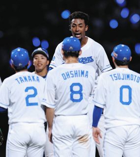 ヤクルトに勝利し、円陣であいさつするブライト（中央）