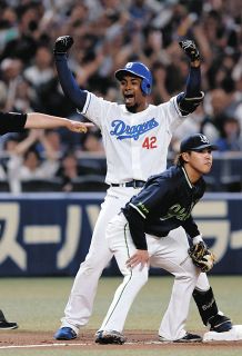 中日―ヤクルト　８回裏２死二塁、代打ブライトが右中間に適時三塁打を放ち、塁上で雄たけびを上げる＝バンテリンドームナゴヤで