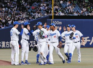 ヤクルトに勝利し、タッチを交わすブライトと上林ら
